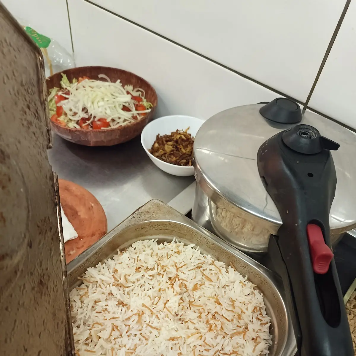 رز مع سلطة